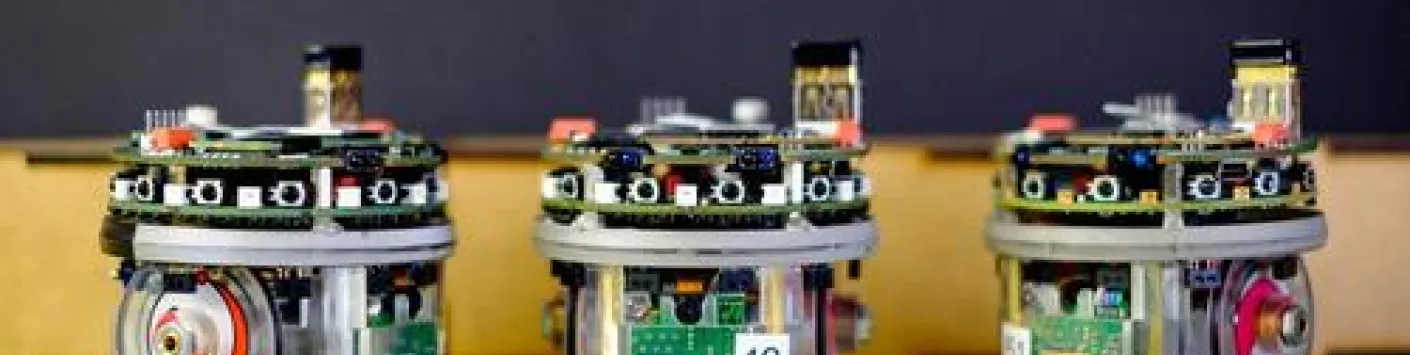 PUBLICATION SCIENTIFIQUE | ?? Neuro-évolution et robots en essaims